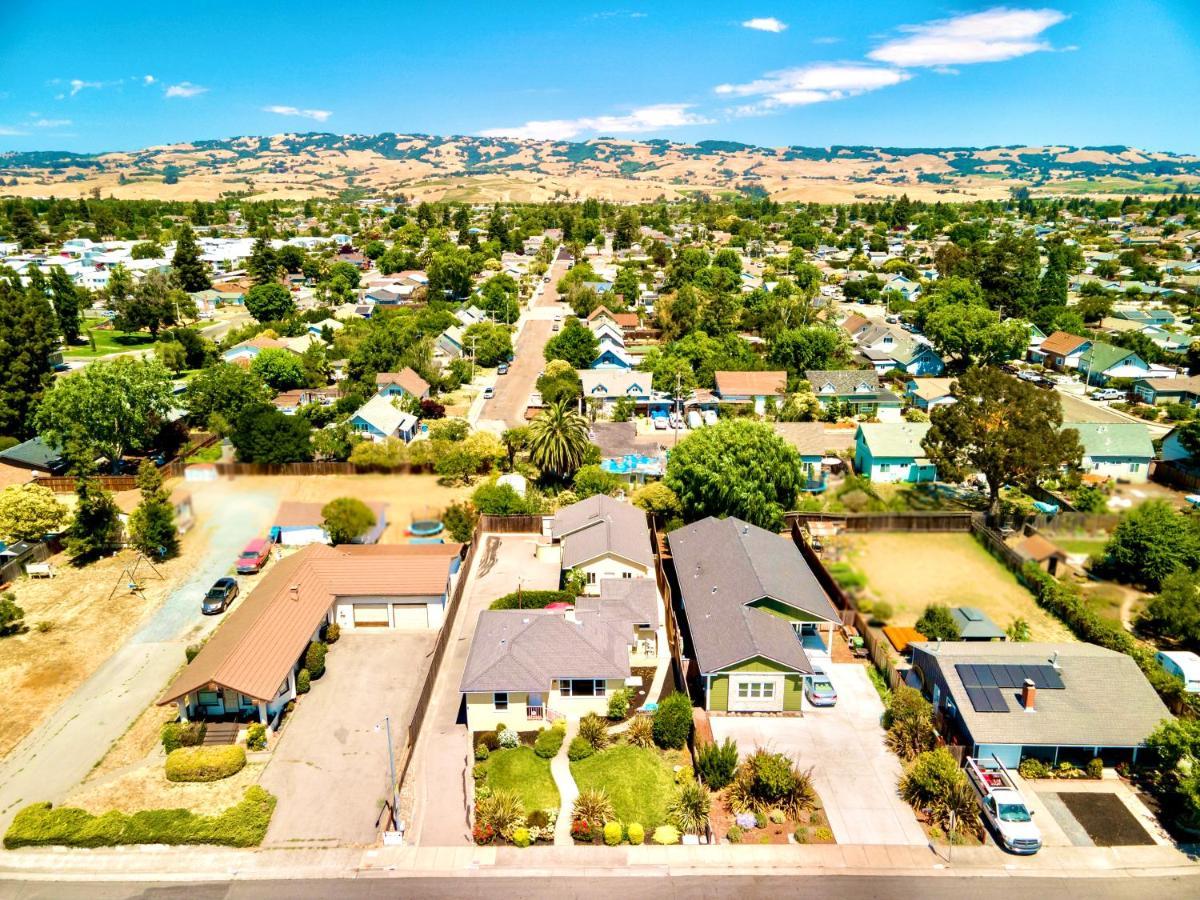 Spacious Renovated Petaluma Home- Pool Table, Fire Pit, Parking מראה חיצוני תמונה